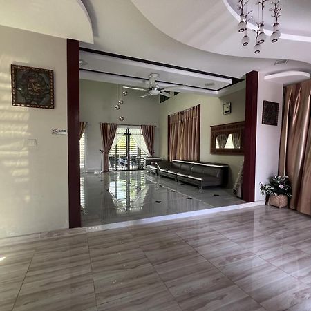 OYO 89873 Nurbayu Chalet Kuantan Bagian luar foto