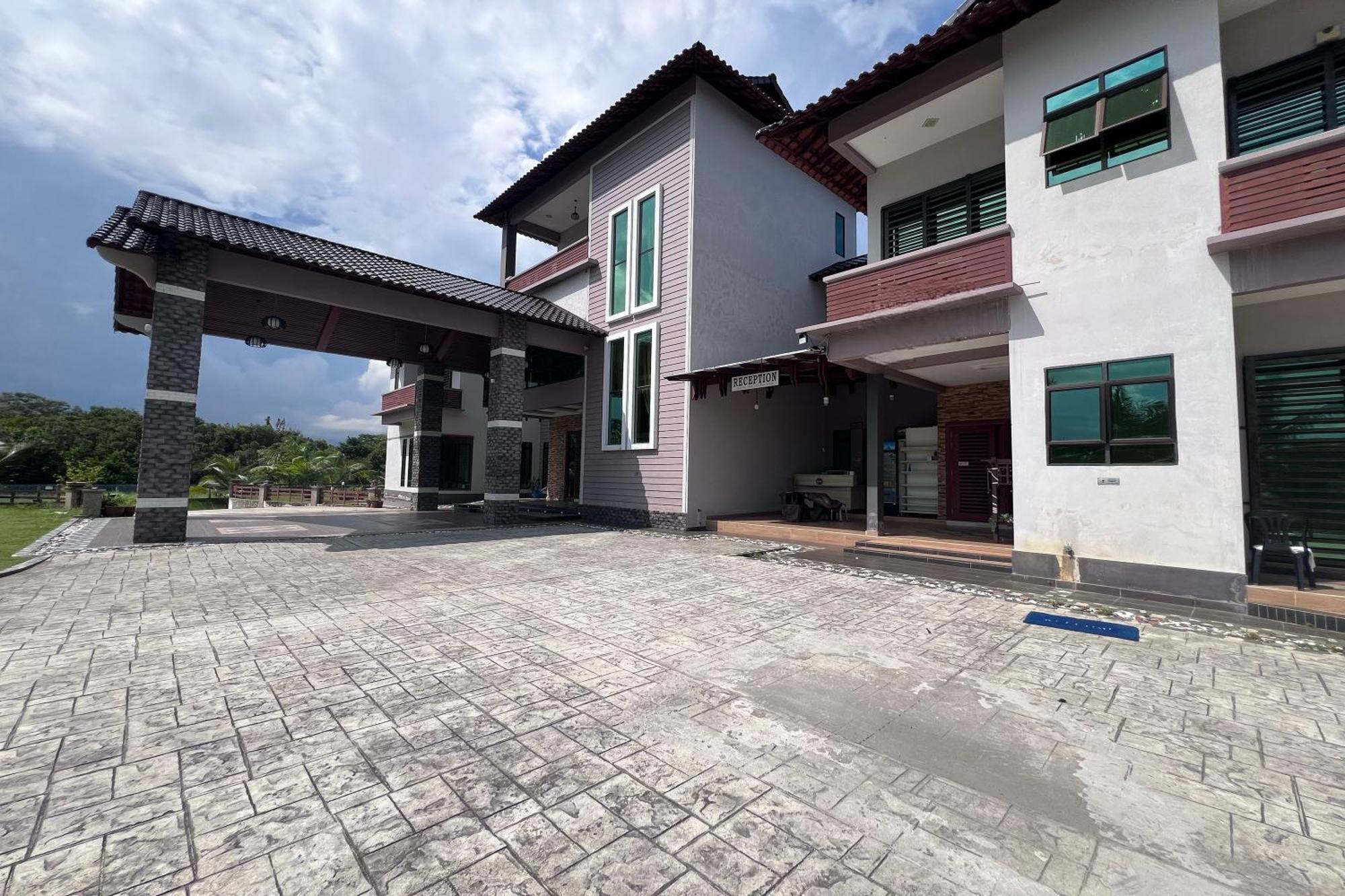 OYO 89873 Nurbayu Chalet Kuantan Bagian luar foto